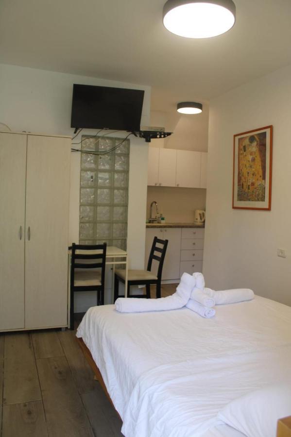 Zimmer Ba'Ir Kfar Saba Exterior foto